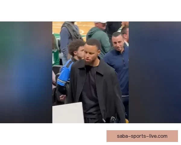 库里晒图致敬父亲球衣退役传奇光芒永照球馆穹顶